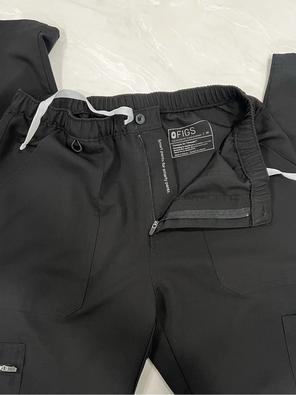 FIGS Cairo Cargo Black Scrub Pants Men’s Size M Zipper Fly Button Nine Pockets